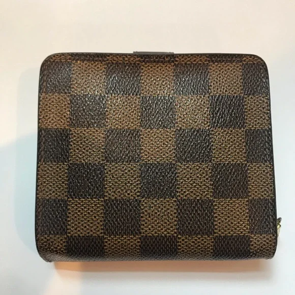 🛍️HOST PICK🛍️7/19/24🛍️06/12/24 🛍️VINTAGE LOUIS VUITTON DAMIER COMPACT WA… - Picture 3 of 16